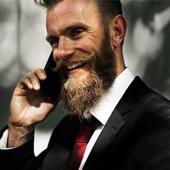 Homem ao telefone