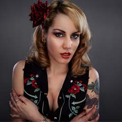 Mulher tatuada
