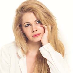Loira pensativa