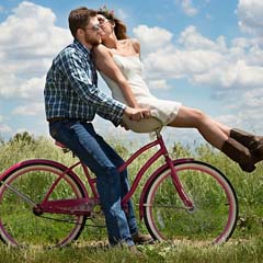 Casal de bicicleta