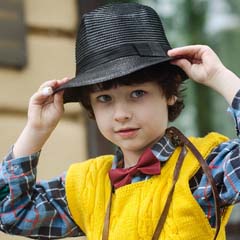 Criança de chapeu