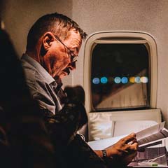 Idoso no avião