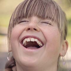 Menina a rir