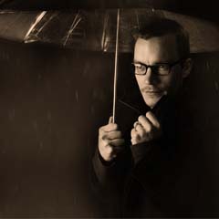 Homem de guarda-chuva