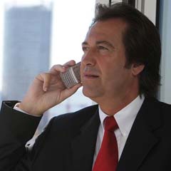 Homem ao telefone