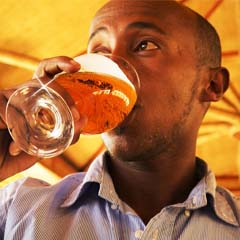 Homem a beber cerveja