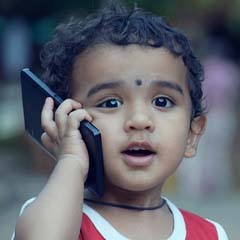 Criança ao telefone