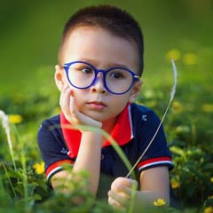 Menino com óculos