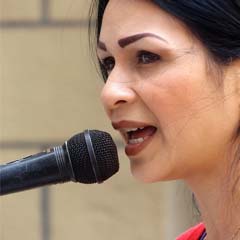 Mulher a cantar