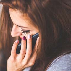 Mulher ao telefone