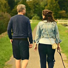Casal passeando