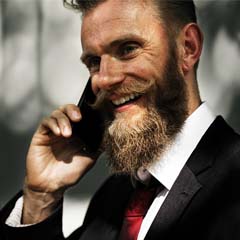Homem ao telefone
