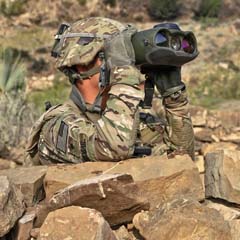 Soldado de binóculos