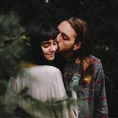 Casal em arbusto