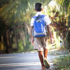 Criança indo para escola