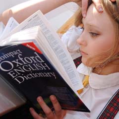 Mulher com dicionário de inglês