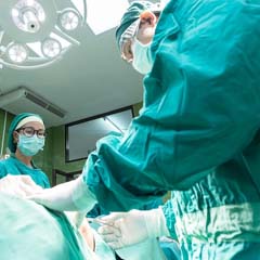Médico em cirurgia