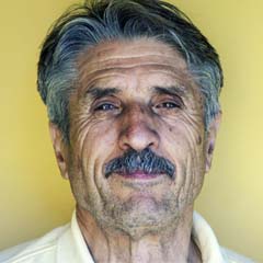 Idoso de bigode