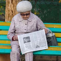 Idosa a ler jornal