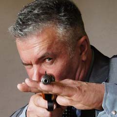 Homem com revolver