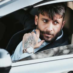 Homem no carro