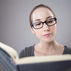 Mulher com livro