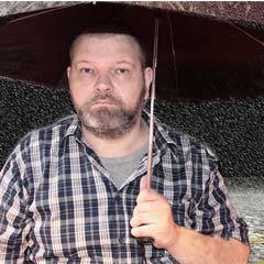 Homem com guarda-chuva