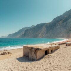 Bunker da Guerra Fria na praia da Riviera Albanesa com mar azul ao fundo