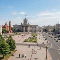 Edifícios históricos e avenidas da Praça da Independência em Minsk na Bielorrússia sob iluminação diurna natural.