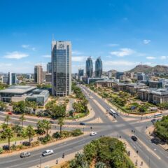 Vista panorâmica do centro urbano e edifícios governamentais modernos em Gaborone, Botsuana.