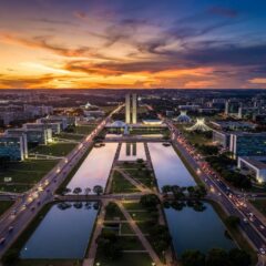 Vista aérea do Congresso Nacional e da Esplanada dos Ministérios em Brasília ao pôr do sol.