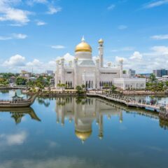 Descubra como a descoberta de petróleo transformou o Brunei num dos Estados mais prósperos do Sudeste Asiático e conheça os seus planos para o futuro.