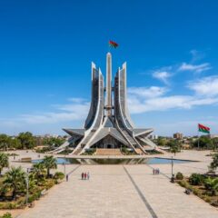 Vista do Monumento aos Heróis Nacionais em Ouagadougou, Burkina Faso.
