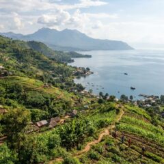 Vista do Lago Tanganica cercado por colinas verdes no Burundi.