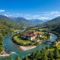 Vista do majestoso Punakha Dzong na confluência de rios rodeado pelas montanhas dos Himalaias no Butão.