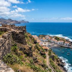 Vista das muralhas históricas da Cidade Velha com o Oceano Atlântico ao fundo em Cabo Verde.