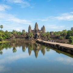 Fachada do complexo de templos de Angkor Wat refletida nas águas em Siem Reap, Camboja.