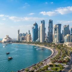 Vista dos arranha-céus modernos da orla marítima de Doha no Catar.