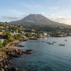 Paisagem serena do vulcão Mount Karthala e da costa tropical de Moroni nas Ilhas Comores.