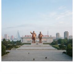 Vista monumental da praça do monumento Mansu Hill em Pyongyang na Coreia do Norte sob luz natural.