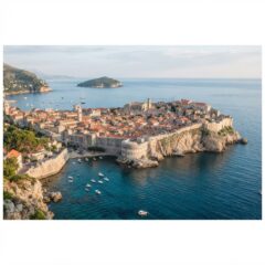 Vista panorâmica das muralhas medievais de Dubrovnik e do Mar Adriático na Croácia sob luz natural.