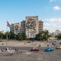 Fachada de edifício na Praça da Revolução em Havana com o famoso contorno monumental de Che Guevara em Cuba.