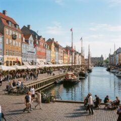 Edifícios históricas coloridos e barcos atracados no canal de Nyhavn em Copenhaga, Dinamarca.