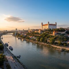 Castelo de Bratislava junto ao Rio Danúbio na história da independência da Eslováquia.