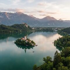 Lago Bled na Eslovênia com a igreja da ilha refletida na água durante a manhã.