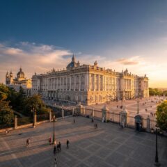 Palácio Real de Madrid ao pôr do sol na história do Império Espanhol.