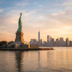 Estátua da Liberdade em Nova Iorque ao amanhecer na história dos Estados Unidos.
