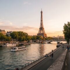 Torre Eiffel em Paris ao pôr do sol representando a história e cultura da França.