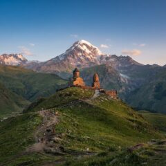 Igreja Gergeti da Santíssima Trindade com o Monte Kazbek ao fundo na história da Geórgia.