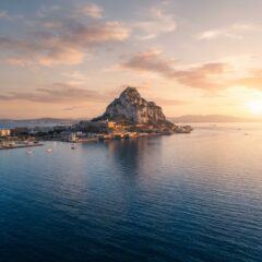 O imponente Rochedo de Gibraltar ao pôr do sol na costa do Mediterrâneo.